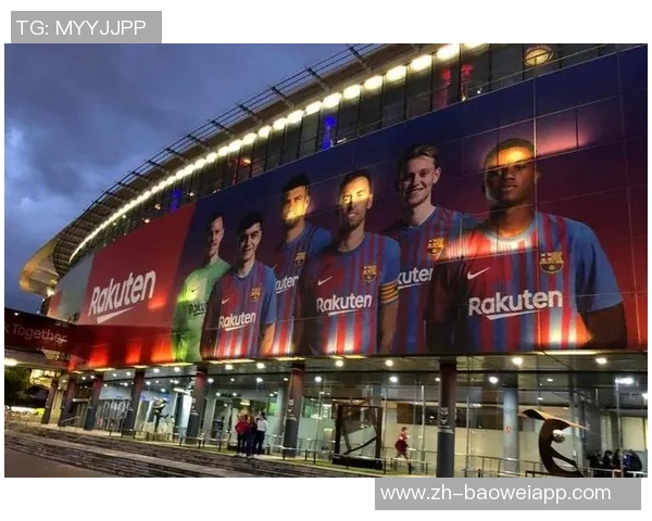 巴萨重返诺坎普进行公开训练球员教练齐聚合影留念展现团队精神